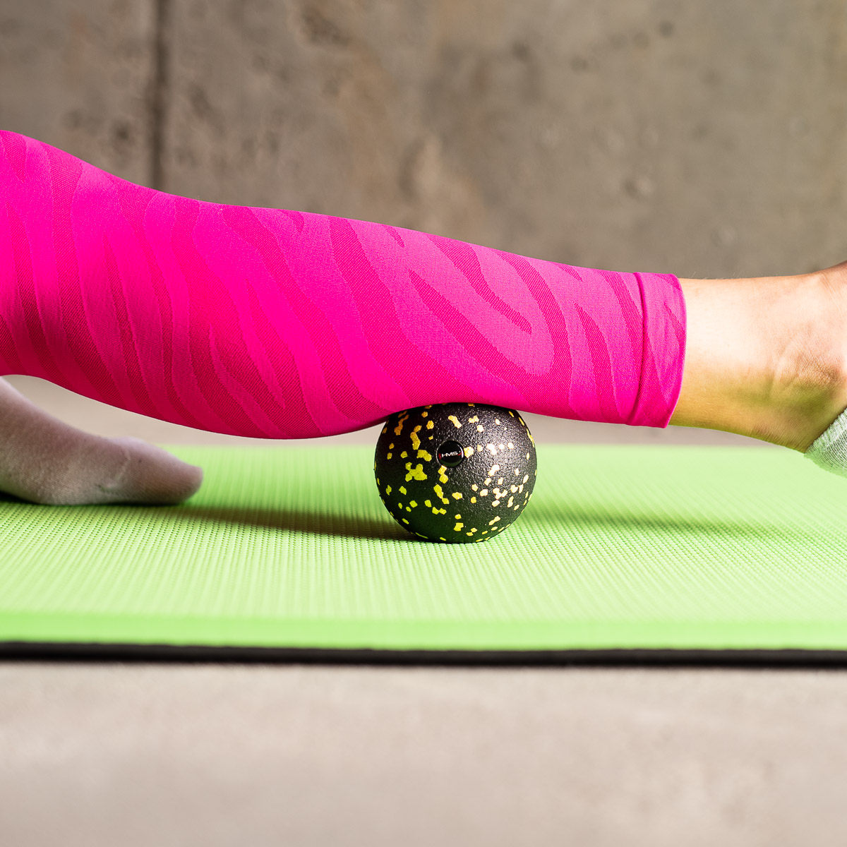 YOGA ROLLER HMS FSBM04 BLACK-YELLOW DOTS MASSAGE SET - Image 22